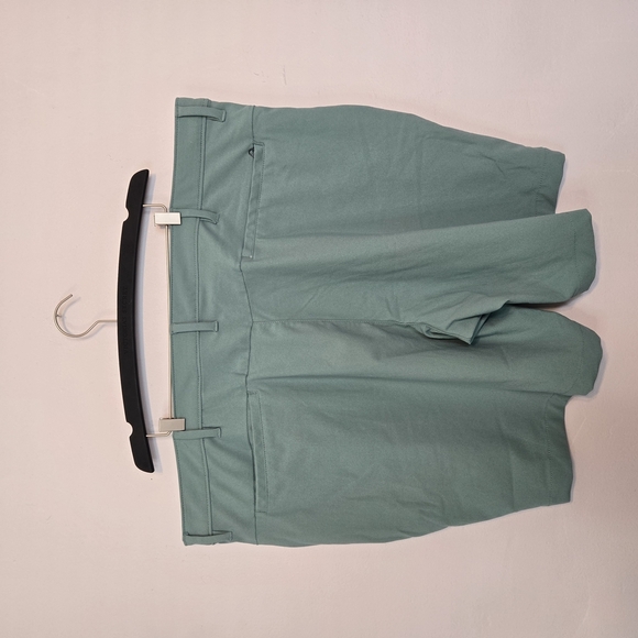 Lands End 44 Green Flat Front Golf Flex Shorts with Modern Fit - Picture 3 of 6